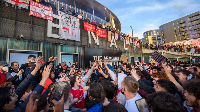Arsenal fans protest Kroenke ownership